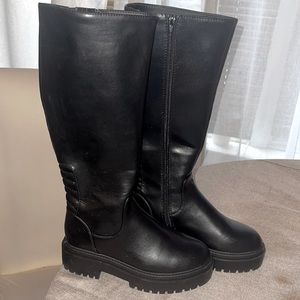 Black leather boots for woman